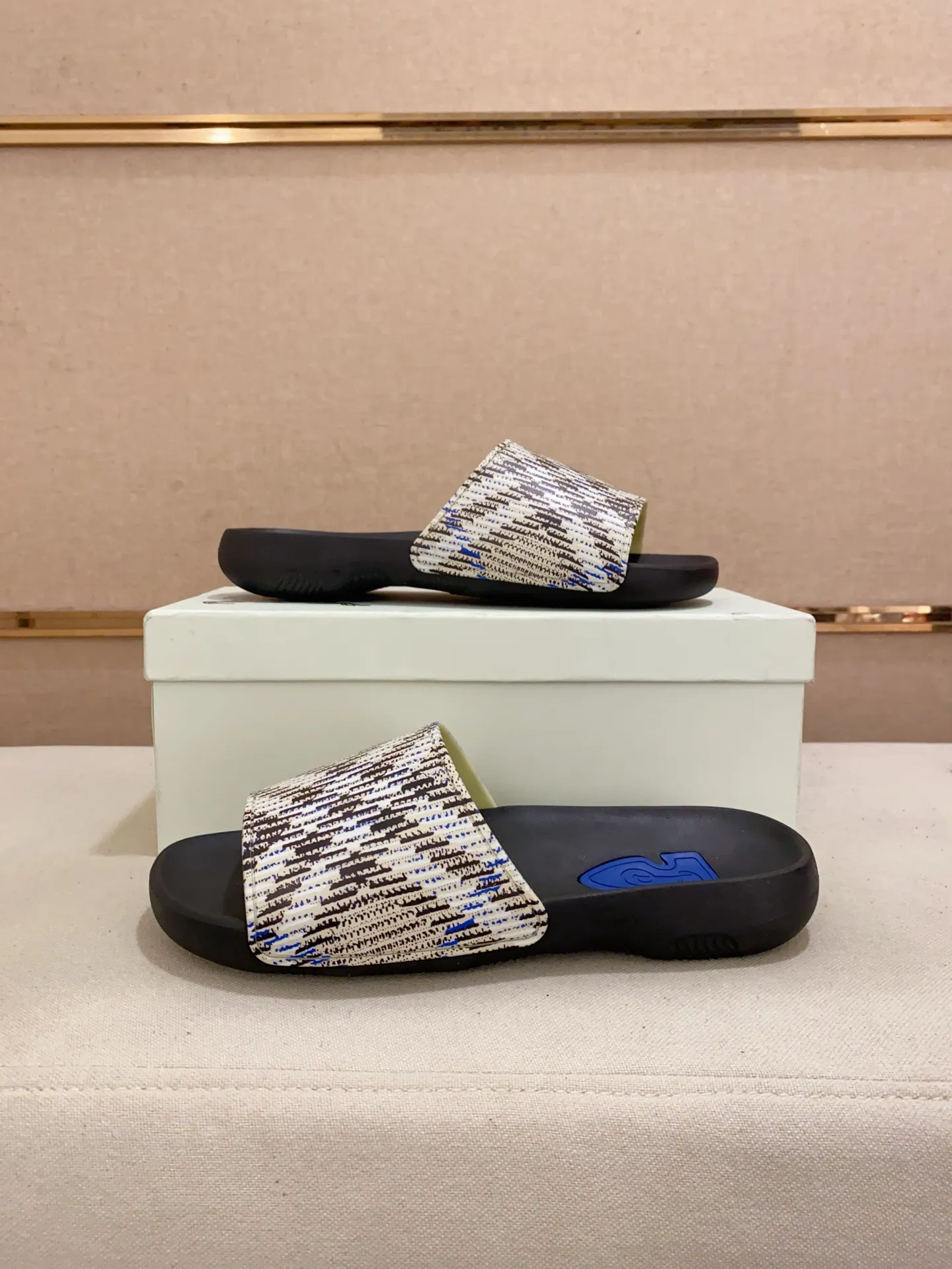 Men's shoes 💰: 320💰 [Burberry slippers] High-end men's shoes brand official website 1:1 latest masterpiece: original mold customization, the fabric is made of imported original rubber material, upgraded outsole, lighter and non-slip. The market's top quality, simple yet tasteful, a must-have for fashionistas, fashionable at your feet, full of confidence, the same style at the counter 👍The season of summer slippers is here. Code: 39-46